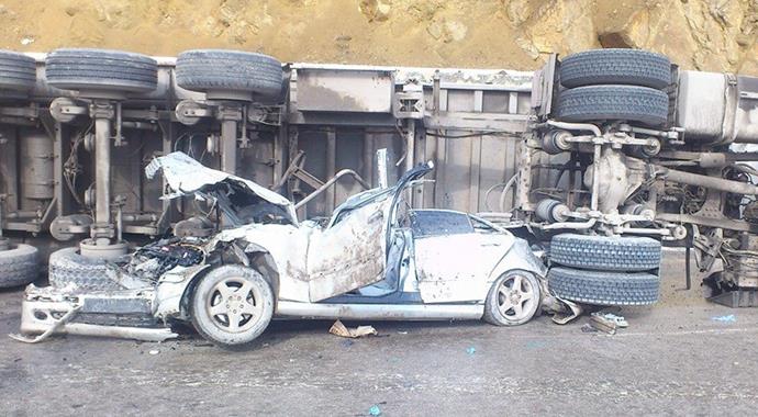 Çorum'da TIR otomobilin üzerine devrildi