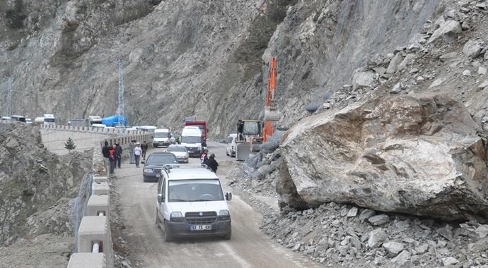 Dev kayalar Artvin- Erzurum karayolunu kapattı