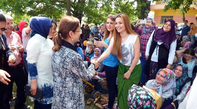 Bakanla el sıkışmak için kuyruğa girdiler!