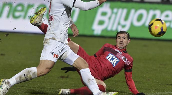 Gençlerbirliği'nin golcüsü Stancu'nun kolu kırıldı