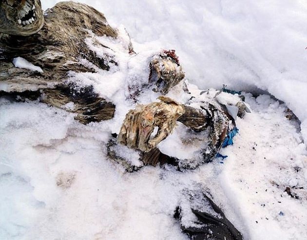 Buzlar eridi 55 yıllık cesetler ortaya çıktı