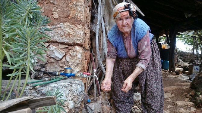 66 yıl önce gelin geldiği evde bir ilki yaşadı!
