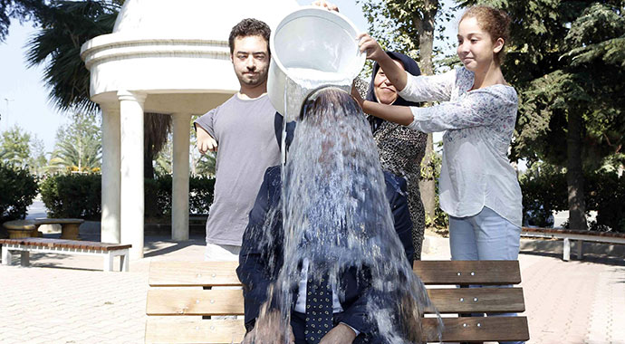 Buzlu suyu döktü, Topbaş'a meydan okudu
