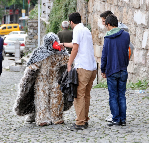 Kuş olup uçmak istedi ama....