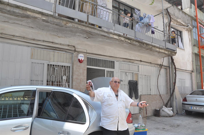 Almanya'dan döndü, evinde Suriyelileri buldu