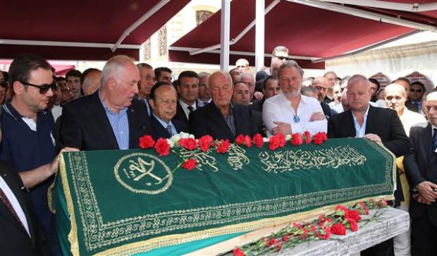 Alp Şen'in mezar taşına etiketli dua