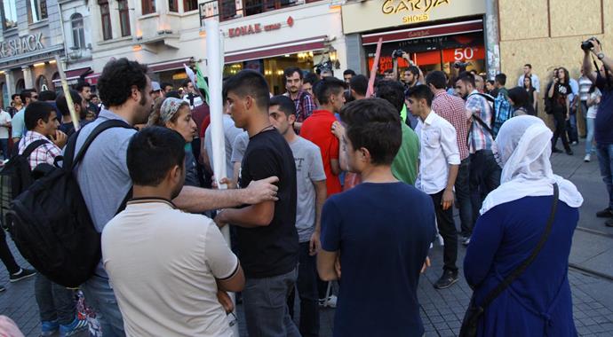 Taksim'de korsan gösteriye polis müdahalesi