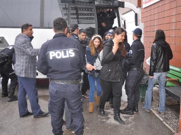 Sol görüşlü öğrenciler AK Partililere saldırdı