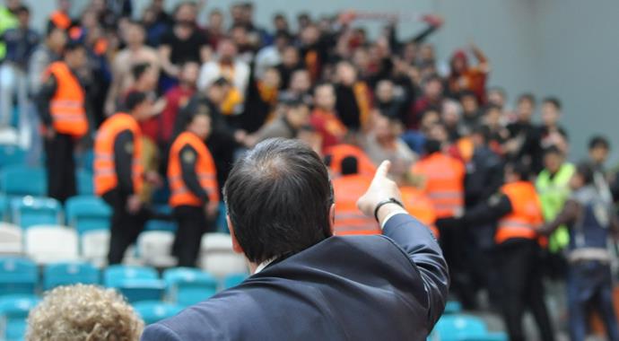 Ergin Ataman çıldırdı, taraftarını kovdu