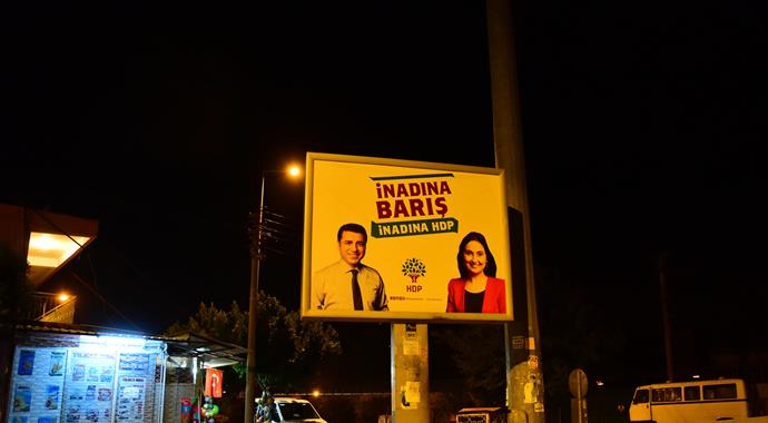 'Şehit' adının yer aldığı tabelayı söküp ailesine götürdüler!