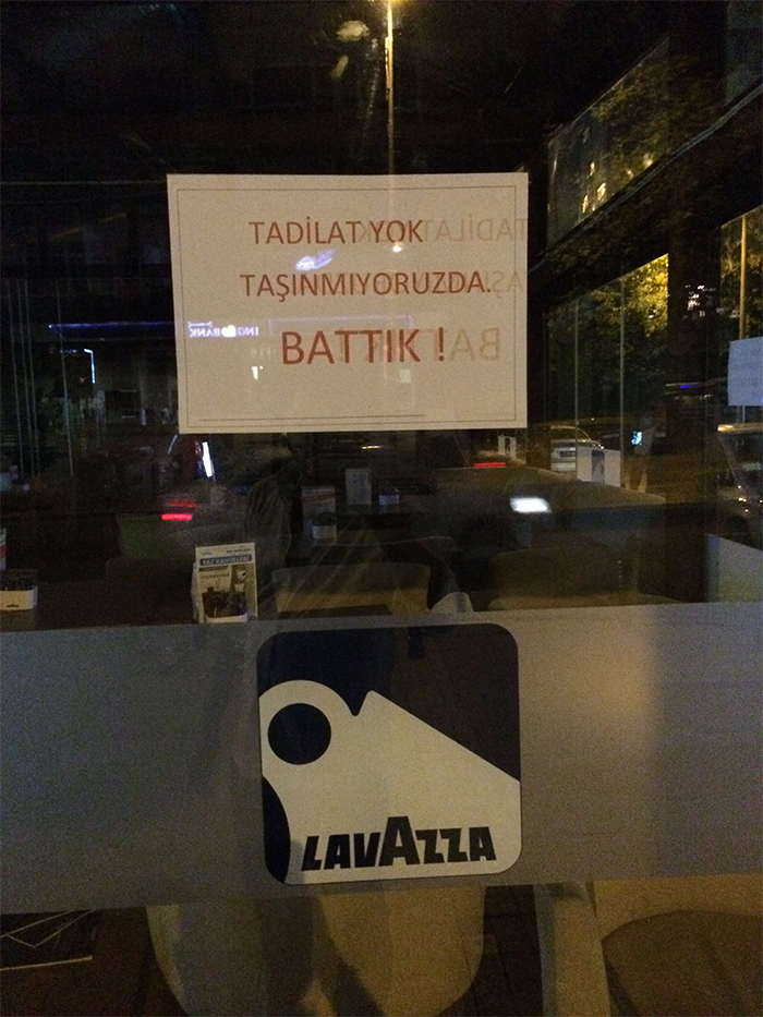 Lüks semtte görenleri şaşırtan yazı!
