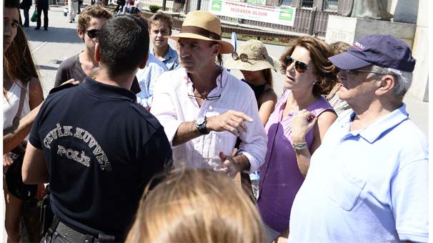 İstanbul'da taksicilerle turistler birbirine girdi!