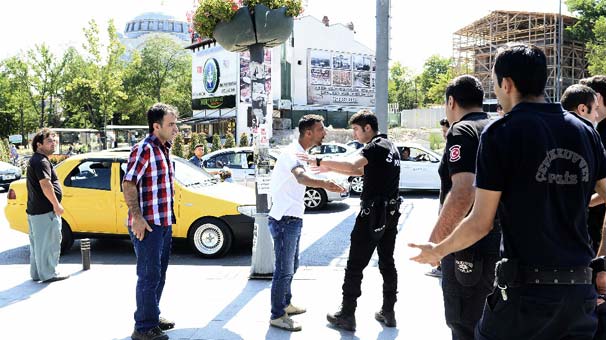 İstanbul'da taksicilerle turistler birbirine girdi!