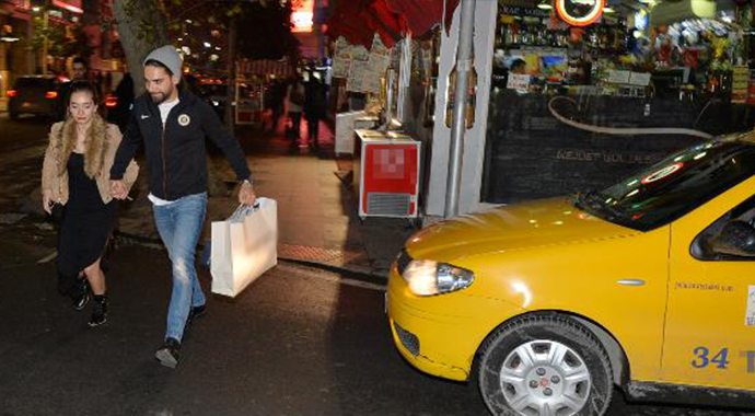 Kadir Doğulu ve Neslihan Atagül'den taksiciyi isyan ettiren hareket