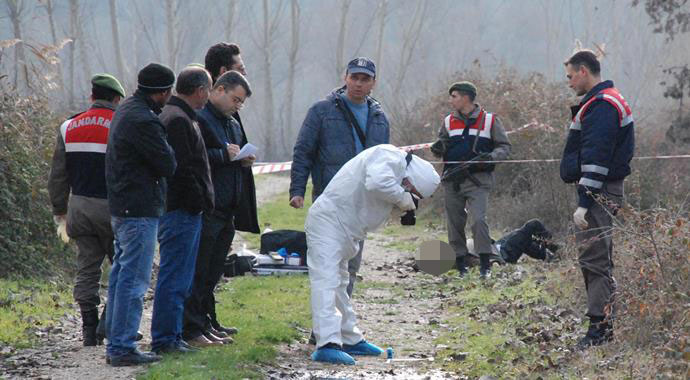 Taksiciyi başından vurup tarlaya atmışlar!