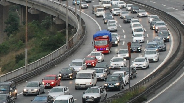 Tatilciler dönüşe geçti, trafik çilesi başladı