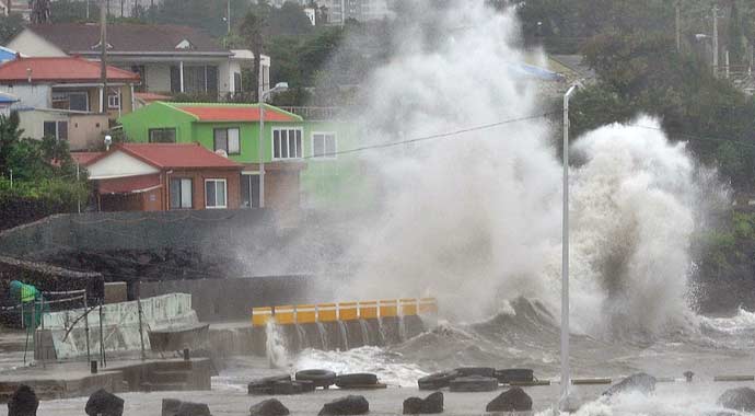 Neoguri Tayfunu Japonya'yı yıktı geçti