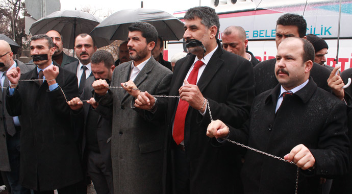BBP Ankara adayından TBMM önünde zincirli eylem