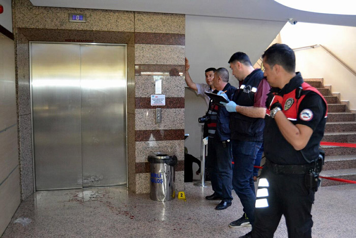 Polis hastanede başhekimi vurdu
