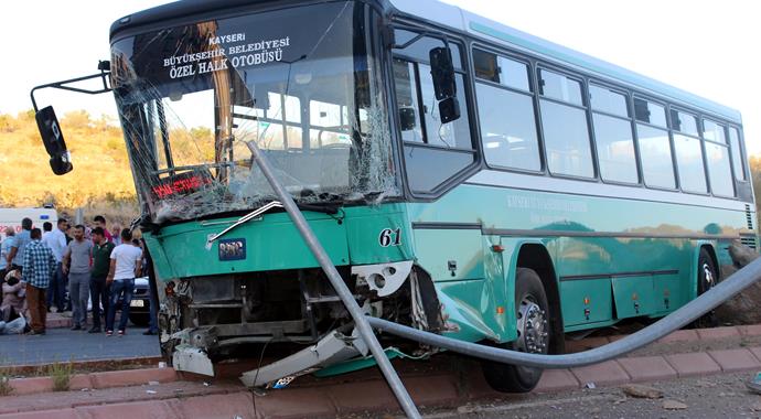 Kazayı gördü telefona sarıldı