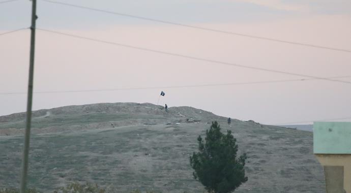 IŞİD'in bayrak diktiği kritik tepeye bomba yağdı
