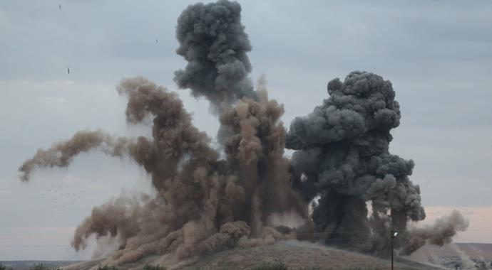 IŞİD'in bayrak diktiği kritik tepeye bomba yağdı