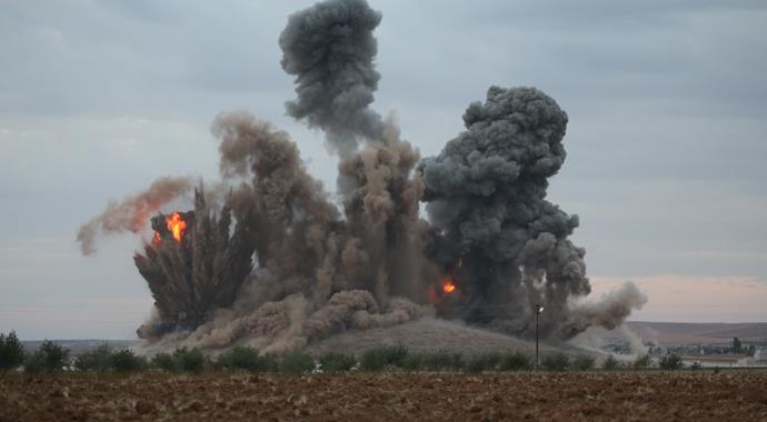 IŞİD'in bayrak diktiği kritik tepeye bomba yağdı