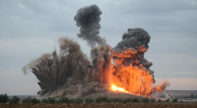 IŞİD'in bayrak diktiği kritik tepeye bomba yağdı