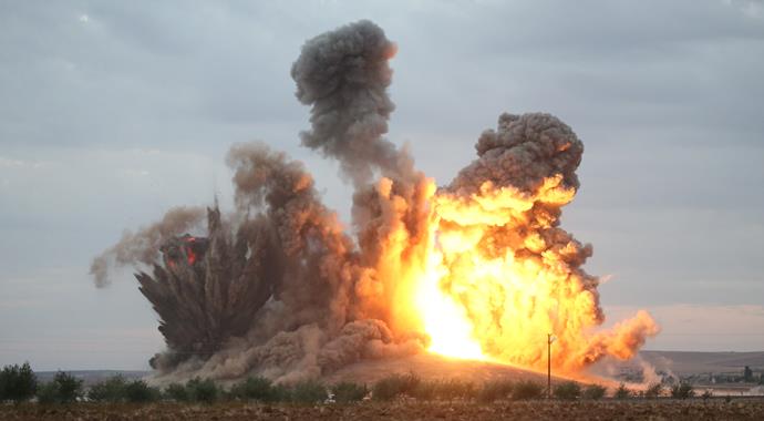 IŞİD'in bayrak diktiği kritik tepeye bomba yağdı