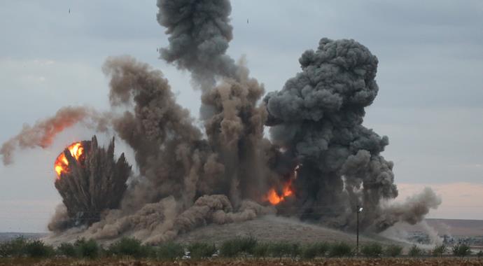 IŞİD'in bayrak diktiği kritik tepeye bomba yağdı