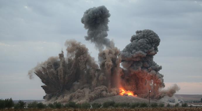 IŞİD'in bayrak diktiği kritik tepeye bomba yağdı