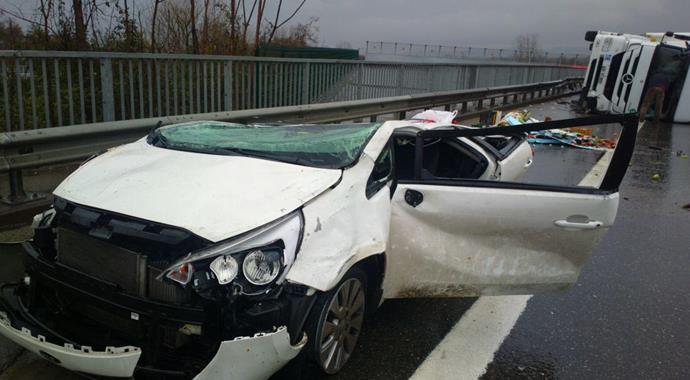 TEM'de sebze yüklü TIR, otomobili dümdüz etti