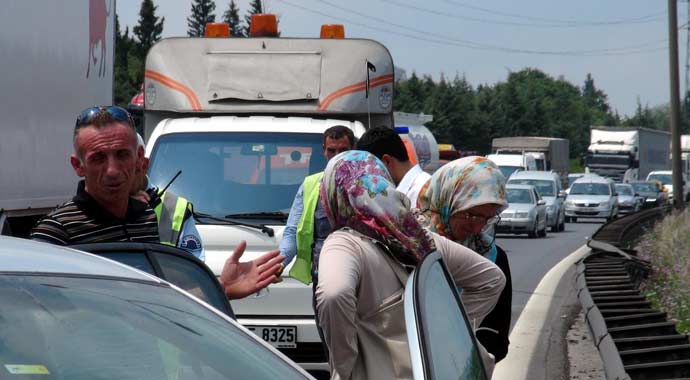 TEM'de trafiği kilitleyen kaza