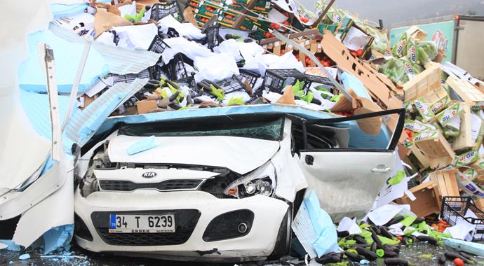 TEM'de sebze yüklü TIR, otomobili dümdüz etti