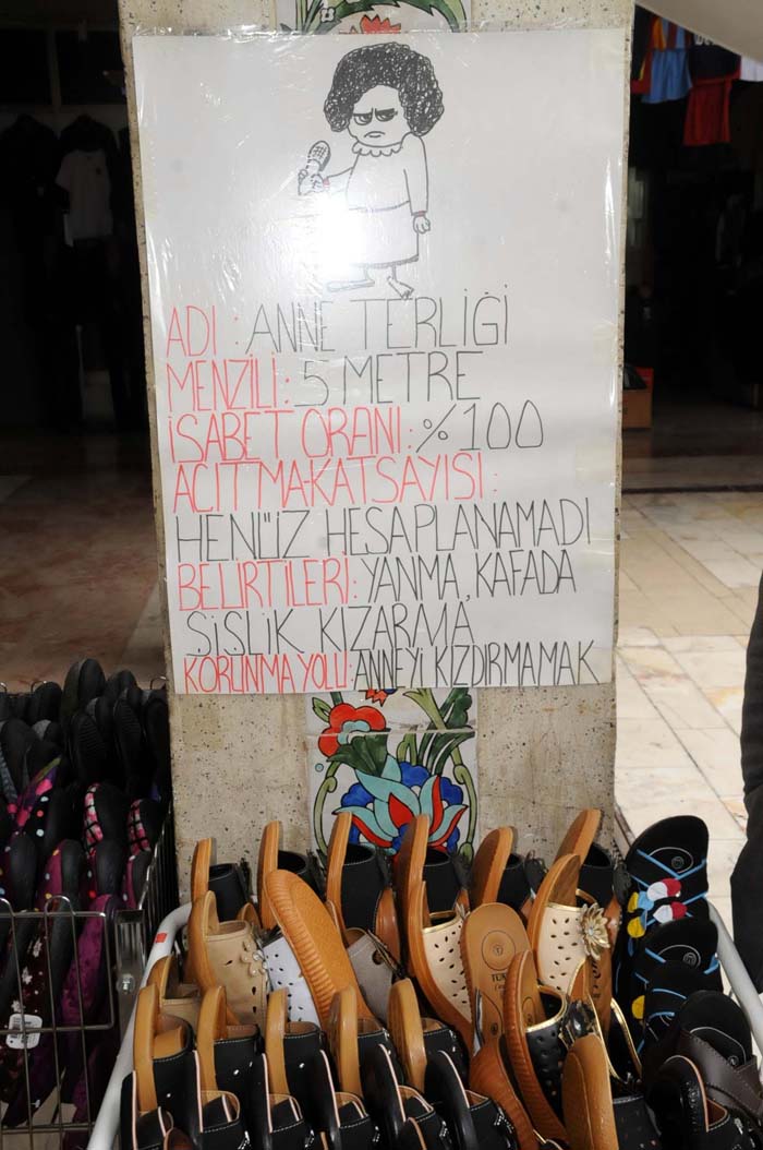 Terlik sepetinin üstündeki bu afiş güldürdü