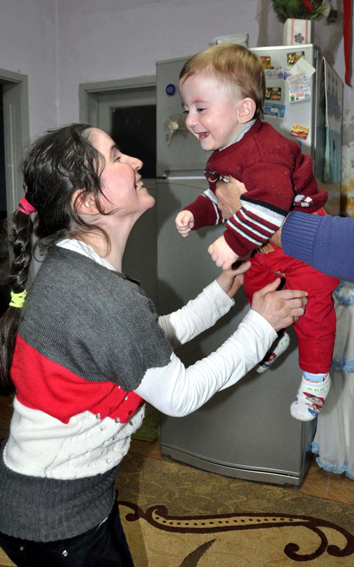 8 aydır aynı evde yaşadığı oğlunu ilk kez görüyor!