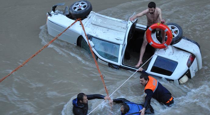 Tunceli'de otomobil Pülümür Çayı'na düştü: 1 çocuk kayıp