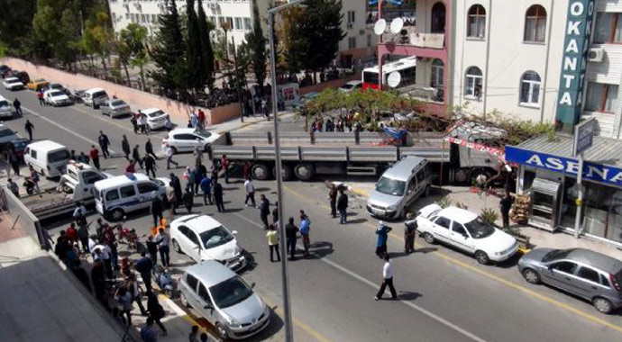 Hızını alamayan TIR markete daldı: 3 yaralı