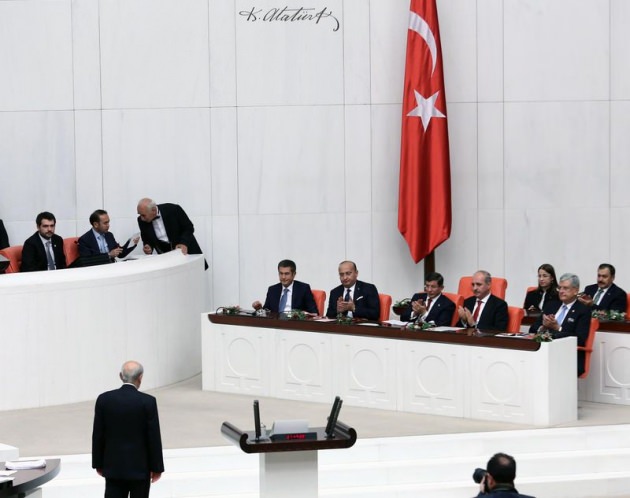 Bahçeli kürsüye çıkınca Davutoğlu...