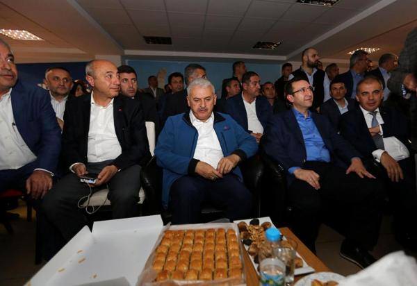 AK Parti İzmir İl Binası'nda büyük sevinç