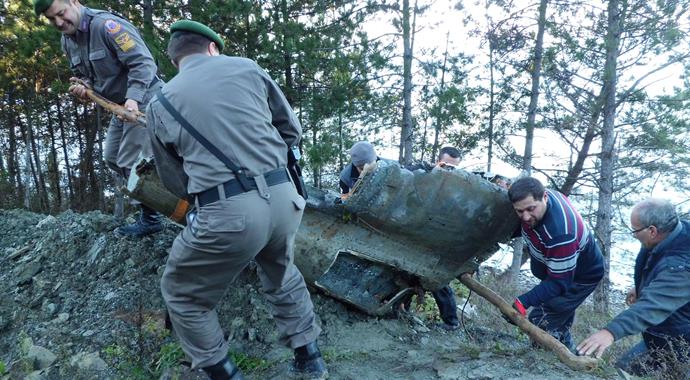 Karadeniz sahilinde vatandaşlar uçak parçası buldu