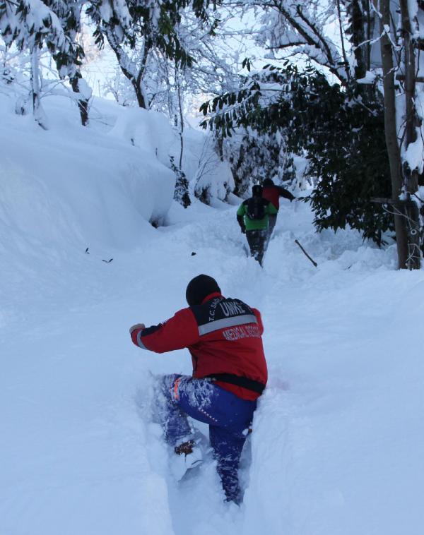 Karda mahsur kalanlara havadan yiyecek