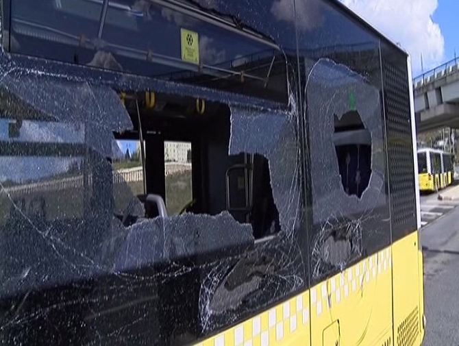 Bir metrobüs kazası daha, 4 araç hasar gördü!
