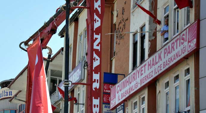 CHP'liler 'Erdoğan' posterini böyle indirdi