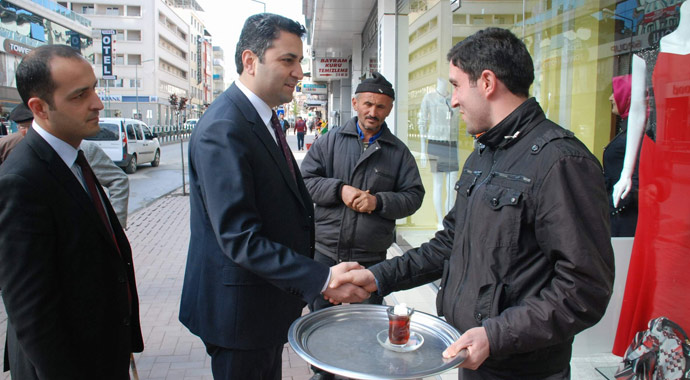En genç belediye başkanı, işe yürüyerek gidiyor
