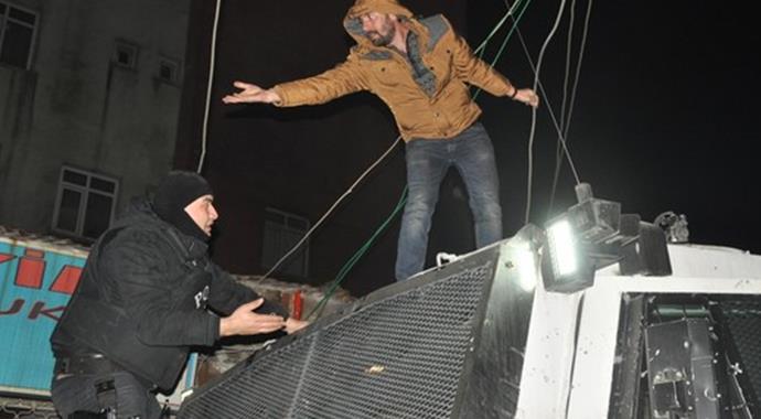 Yangını söndüren TOMA'yı taşladılar