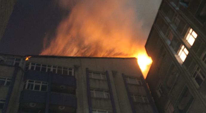 Yangını söndüren TOMA'yı taşladılar