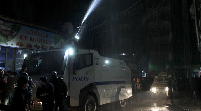 Yangını söndüren TOMA'yı taşladılar