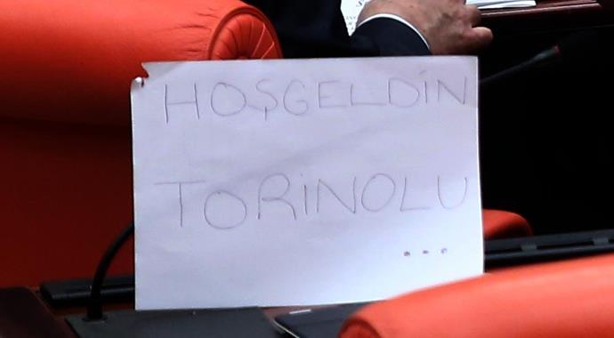 AK Parti sıralarında 'Hoşgeldin Torinolu' yazısı