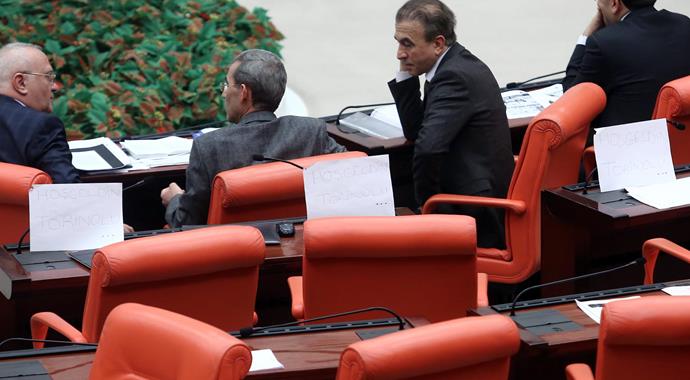 AK Parti sıralarında 'Hoşgeldin Torinolu' yazısı